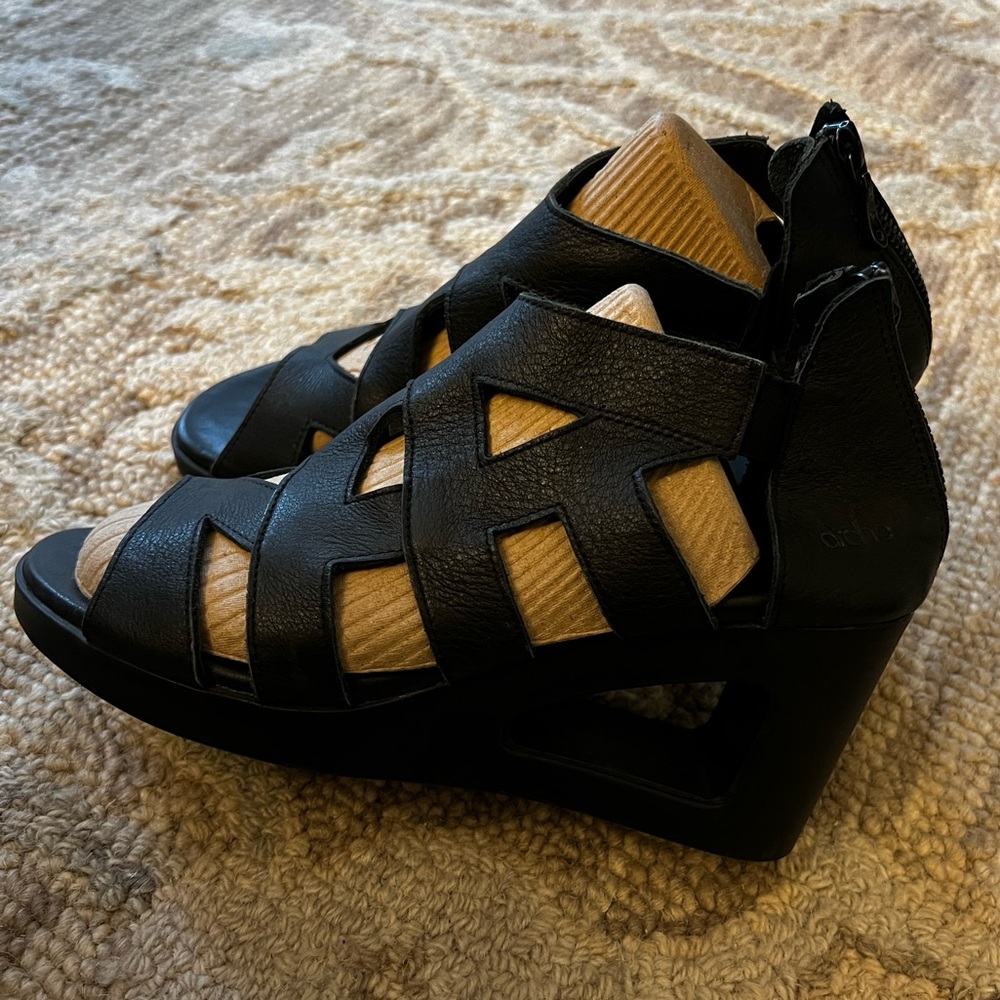 Arche cutout wedge sandals